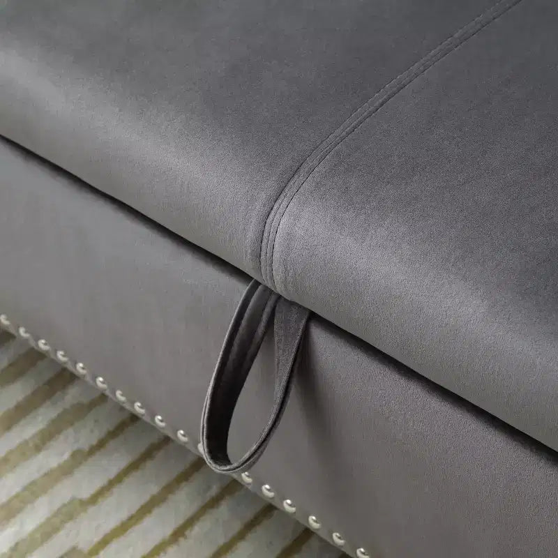 Panchina portaoggetti trapuntata in velluto beige/nero/blu/grigio con finiture borchiate, gambe in legno e cuscino – 1 persona