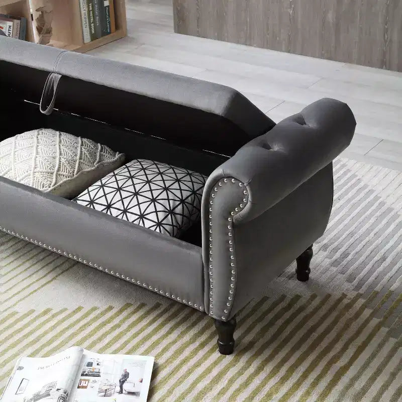 Panchina portaoggetti trapuntata in velluto beige/nero/blu/grigio con finiture borchiate, gambe in legno e cuscino – 1 persona