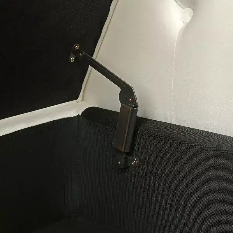 Panchina portaoggetti trapuntata in velluto beige/nero/blu/grigio con finiture borchiate, gambe in legno e cuscino – 1 persona