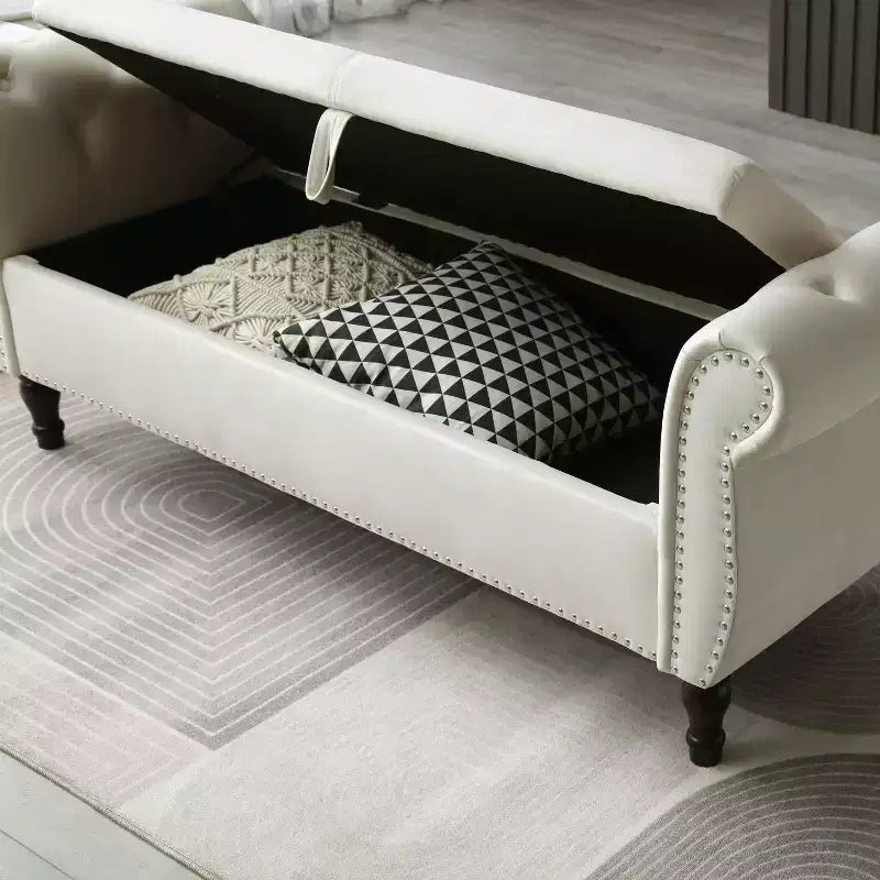 Panchina portaoggetti trapuntata in velluto beige/nero/blu/grigio con finiture borchiate, gambe in legno e cuscino – 1 persona