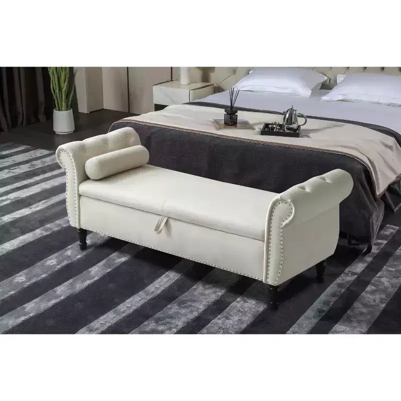 Panchina portaoggetti trapuntata in velluto beige/nero/blu/grigio con finiture borchiate, gambe in legno e cuscino – 1 persona