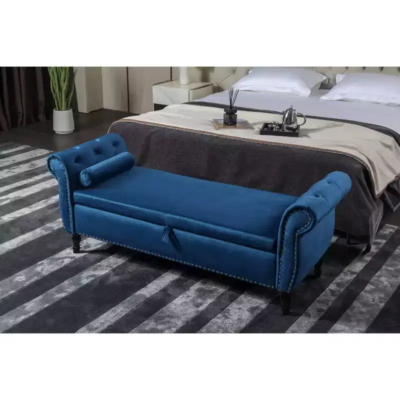 Panchina portaoggetti trapuntata in velluto beige/nero/blu/grigio con finiture borchiate, gambe in legno e cuscino – 1 persona