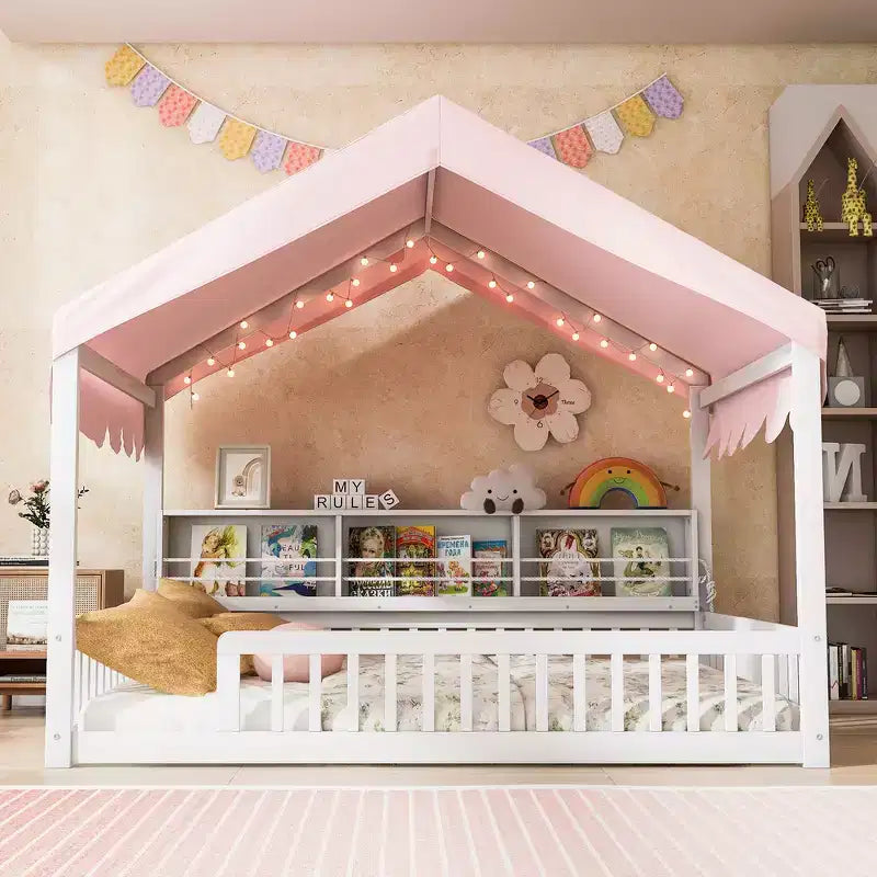 Beige Naturale / Rosa Bianco, Letto a Giorno a Pavimento a Forma di Casa con Recinzione e Ripiani, 1 Persona, Misura Matrimoniale