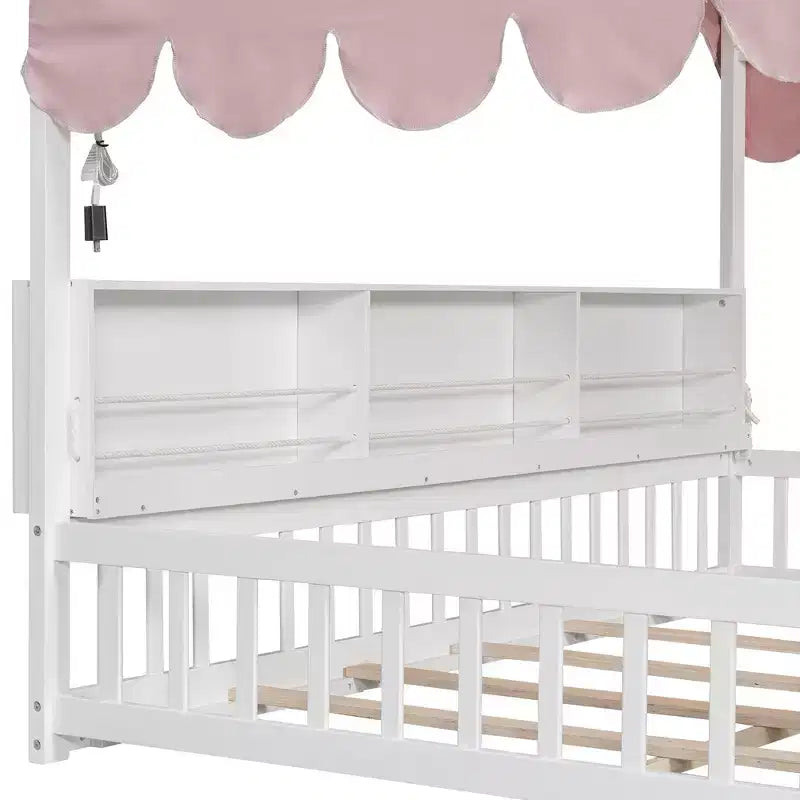Beige Naturale / Rosa Bianco, Letto a Giorno a Pavimento a Forma di Casa con Recinzione e Ripiani, 1 Persona, Misura Matrimoniale