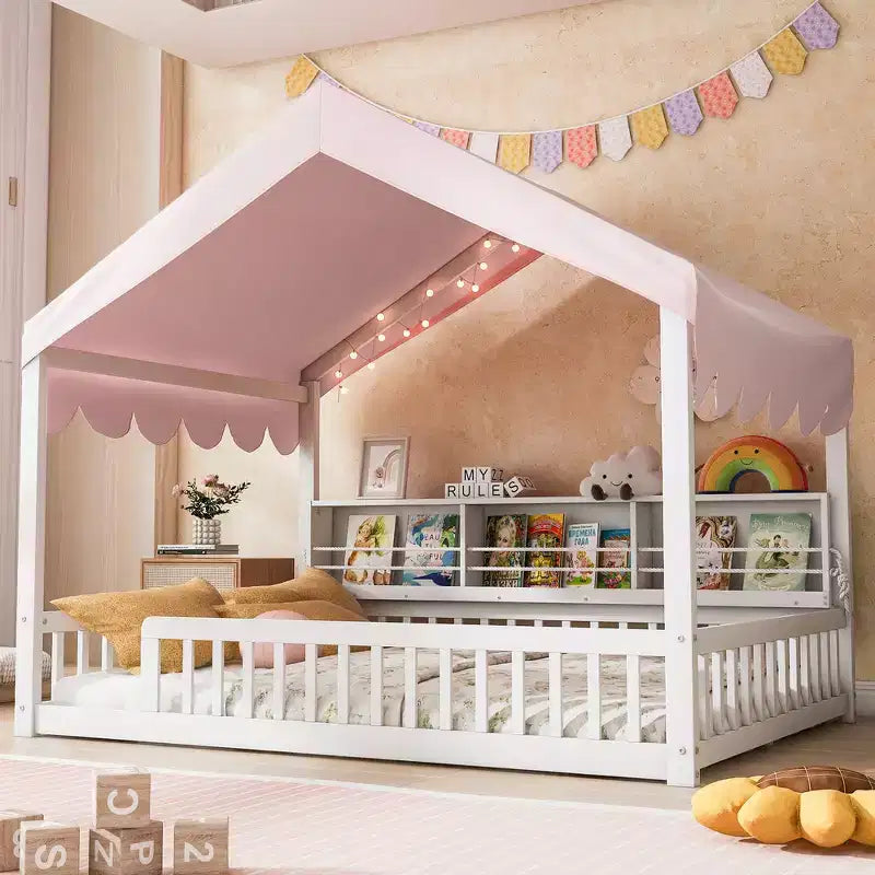 Beige Naturale / Rosa Bianco, Letto a Giorno a Pavimento a Forma di Casa con Recinzione e Ripiani, 1 Persona, Misura Matrimoniale