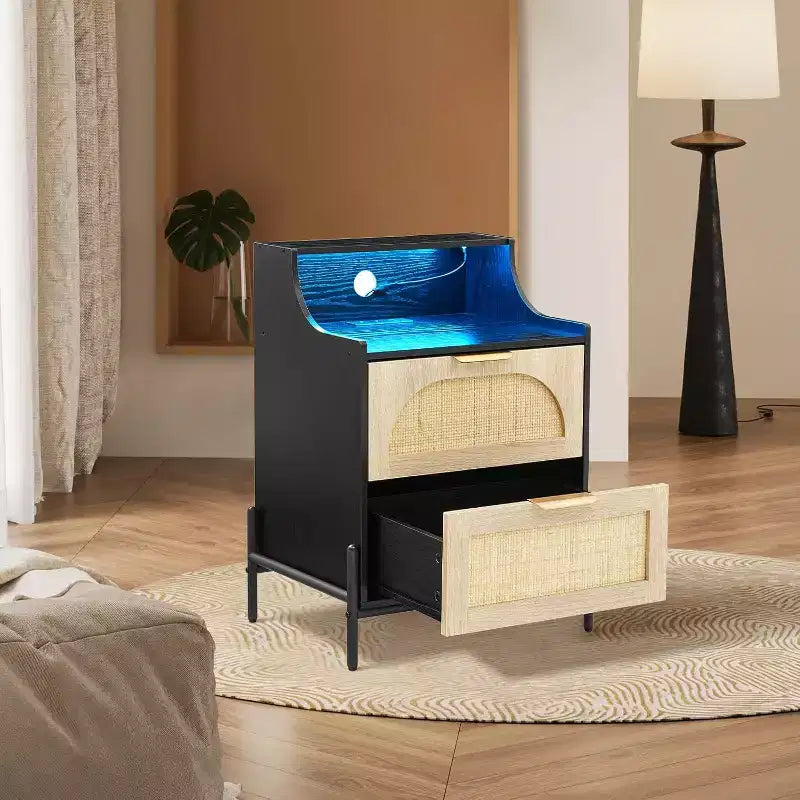 Comodino in Rattan Nero con 2 Cassetti, Prese e USB, Illuminazione RGB, 1 Posto