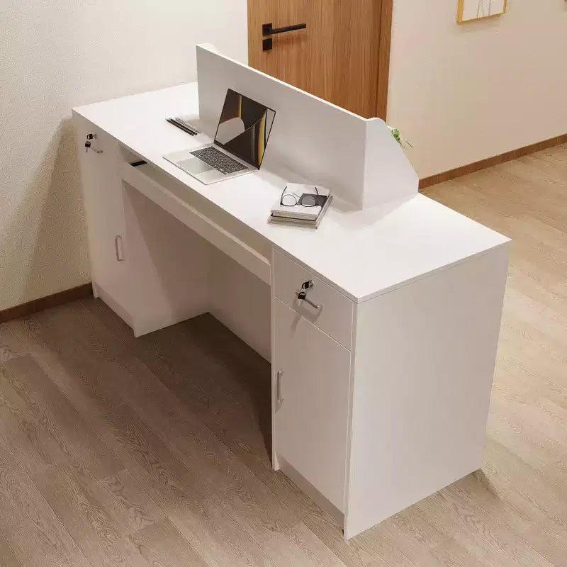 Bancone reception/cassa bianco con ripiani illuminati a LED, vano contenitore con serratura e ripiano estraibile per tastiera – Postazione singola