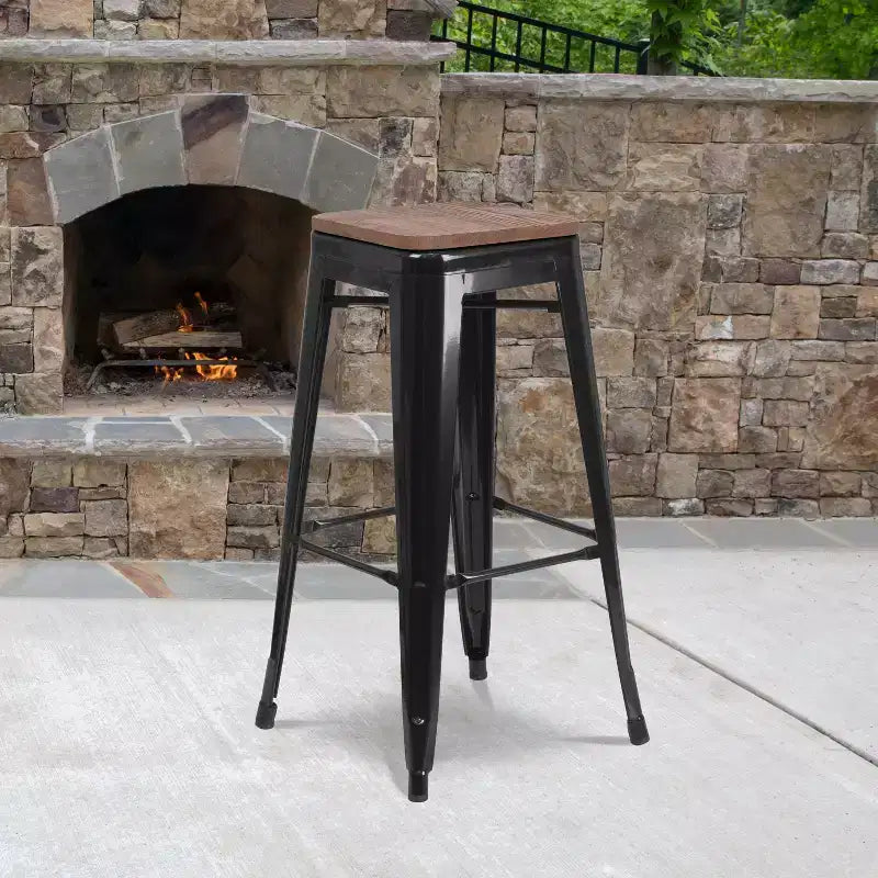 Sgabello da bar in metallo senza schienale da 30" con sedile quadrato in legno di noce, struttura nera, 1 posto