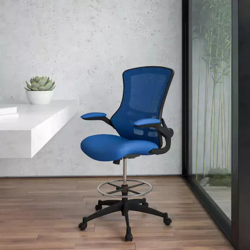 Sedia ergonomica da disegno con schienale medio in rete/Leathersoft, anello poggiapiedi e braccioli ribaltabili, Nero/Blu/Grigio/Rosso/Bianco, 1 posto