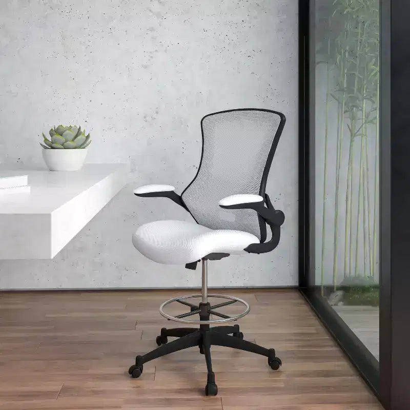 Sedia ergonomica da disegno con schienale medio in rete/Leathersoft, anello poggiapiedi e braccioli ribaltabili, Nero/Blu/Grigio/Rosso/Bianco, 1 posto